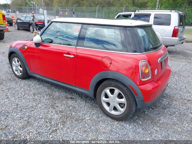2008 MINI COOPER WMWMF33518TU65645 Photo 2