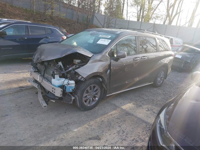 Toyota SIENNA XLE 2022 5TDYRKEC4NS111288 Image 2