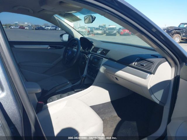 1VWAT7A35HC009541 Volkswagen Passat 1.8t S