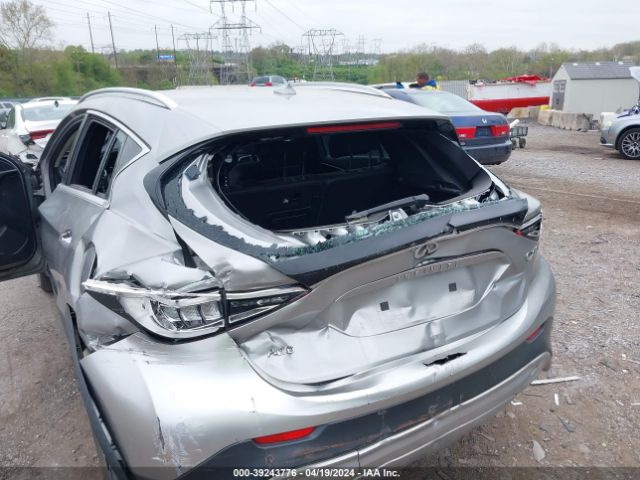 SJKCH5CR7HA033903 Infiniti Qx30 Luxury