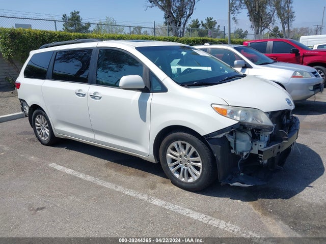 Toyota Sienna Xle 8 Passenger 2015 5TDYK3DC7FS540793 main image
