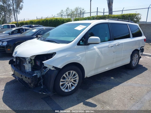 Toyota Sienna Xle 8 Passenger 2015 5TDYK3DC7FS540793 Image 2