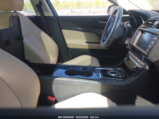 2017 JAGUAR XE SAJAR4BG6HA973533 Photo 4