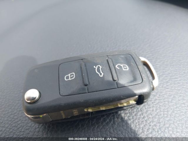 1VWAT7A3XFC109597 Volkswagen Passat 1.8t Limited Edition