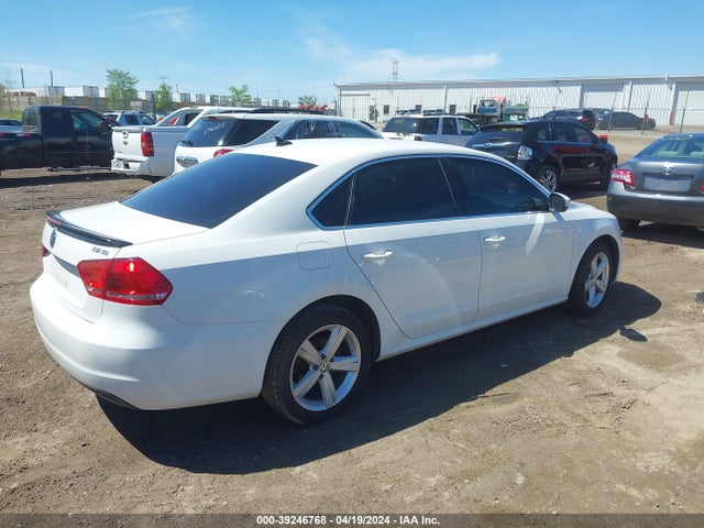 1VWBT7A33EC113395 Volkswagen Passat 1.8t Se
