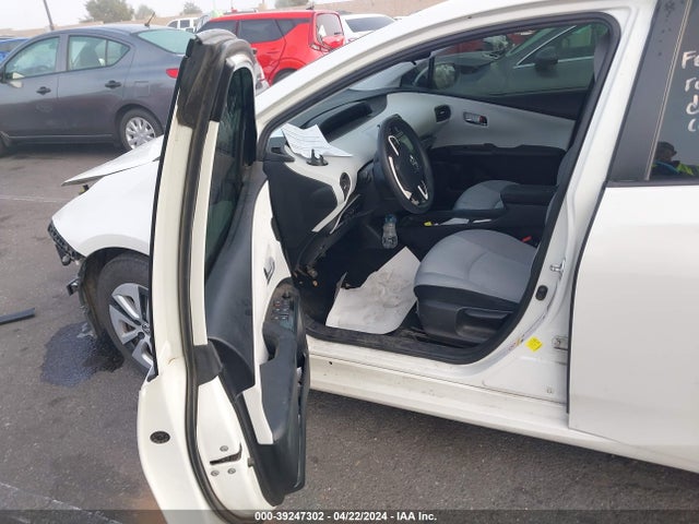 Toyota Prius Two 2017 JTDKBRFU8H3561056 Image 5