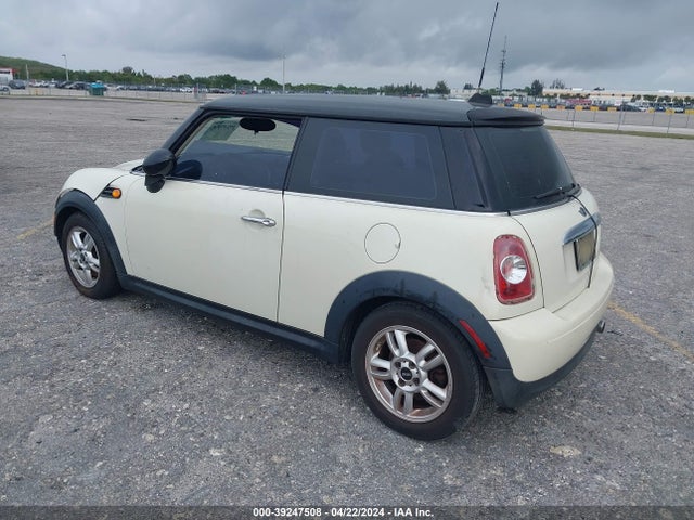 2012 MINI COOPER WMWSU3C58CT256036 Photo 2