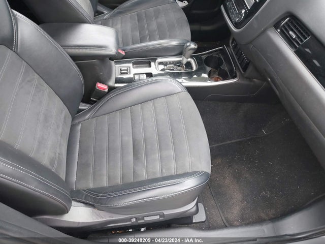 JA4AD3A30KZ049694 Mitsubishi Outlander Se