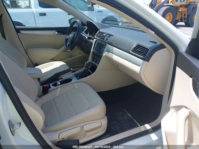1VWLA7A36KC008081 Volkswagen Passat 2.0t Wolfsburg Edition