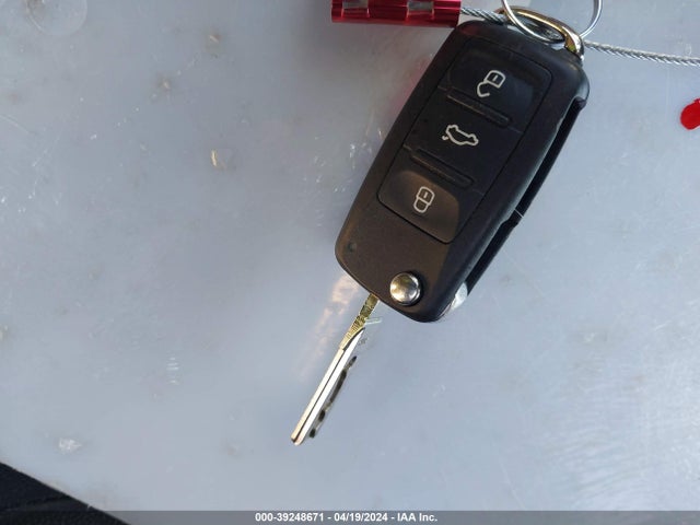 1VWAT7A37GC046136 Volkswagen Passat 1.8t S