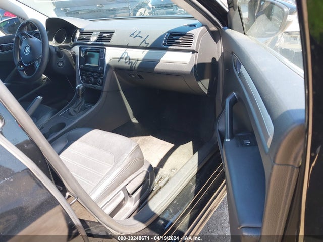 1VWAT7A37GC046136 Volkswagen Passat 1.8t S