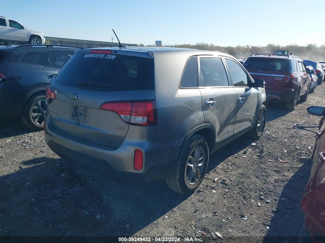 KIA SORENTO LX 2014 5XYKT3A69EG523135 Image 4