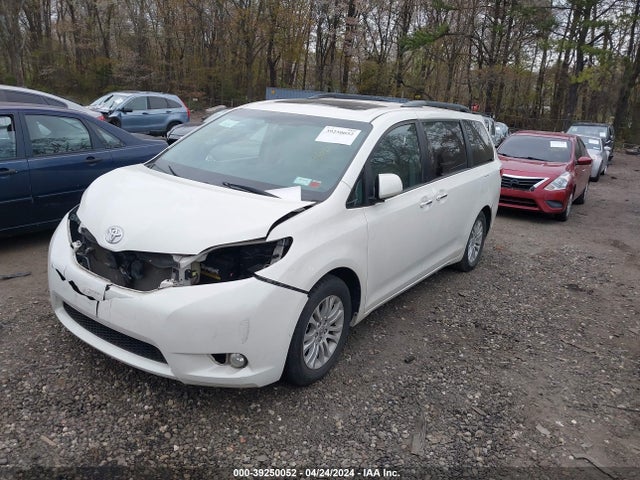 Toyota Sienna Xle 8 Passenger 2015 5TDYK3DC5FS652718 Image 2