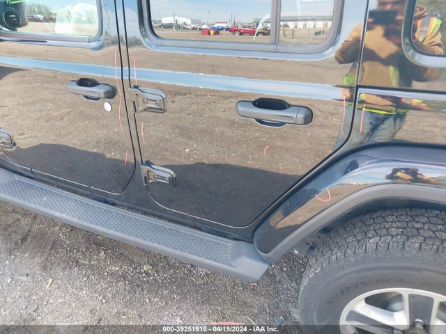 1C4HJXEG8JW118262 Jeep Wrangler Unlimited Sahara 4x4