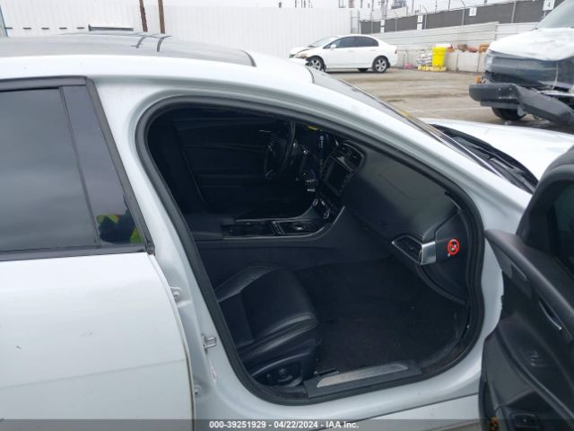 SAJAF4BV4HA968077 Jaguar Xe 35t R-sport