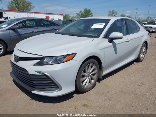 Toyota CAMRY LE 2022 4T1C11AK8NU017835 Image 2