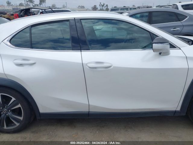 JTHX3JBH5M2041960 Lexus UX 200