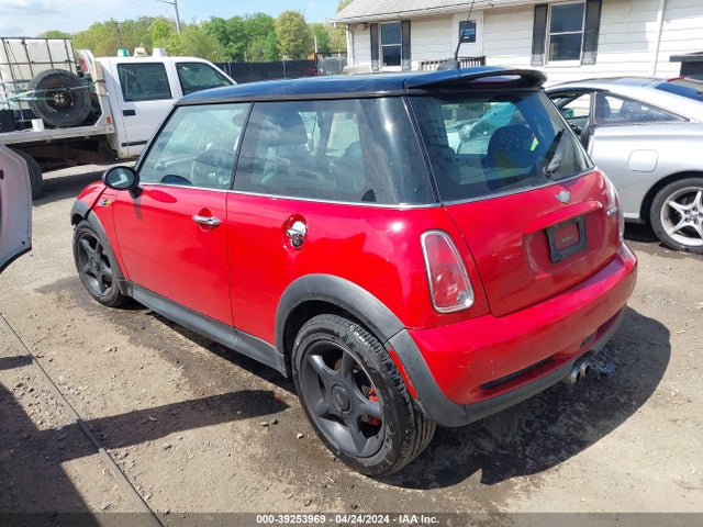 2006 MINI COOPER S WMWRE33546TJ48450 Photo 2