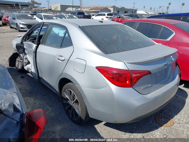 Toyota COROLLA SE 2018 5YFBURHE5JP801676 Image 3