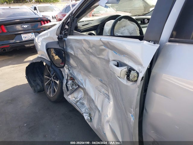 Toyota COROLLA SE 2018 5YFBURHE5JP801676 Image 6