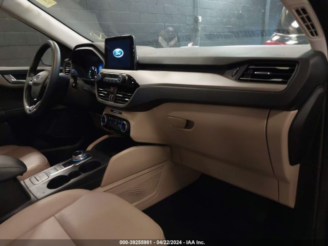 1FMCU9CZ1NUB12060 Ford Escape Sel Hybrid