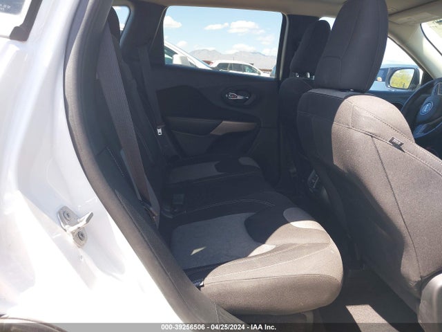 1C4PJLCB0JD574232 Jeep Cherokee Latitude Fwd