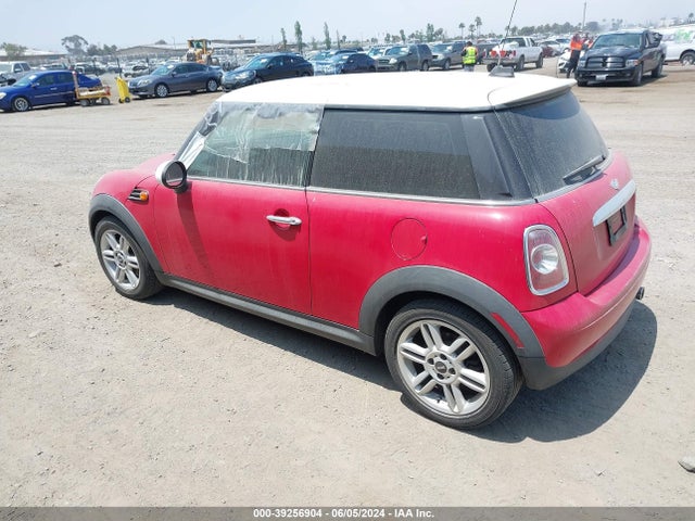 2011 MINI COOPER WMWSU3C57BT181991 Photo 2