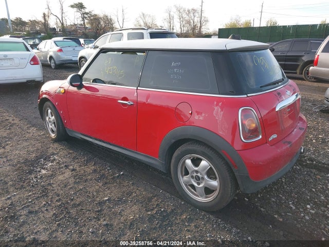 2010 MINI COOPER WMWMF3C57ATZ22531 Photo 2