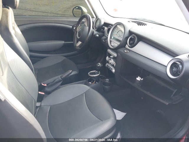 2010 MINI COOPER WMWMF3C57ATZ22531 Photo 4