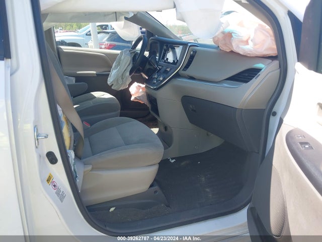 Toyota Sienna L 7 Passenger 2017 5TDZZ3DC6HS775267 Image 5