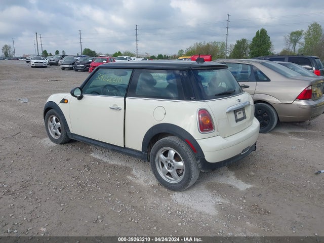 2010 MINI COOPER WMWMF3C55ATZ25749 Photo 2