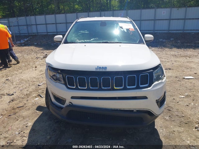 3C4NJCBB5JT272583 Jeep Compass Latitude Fwd