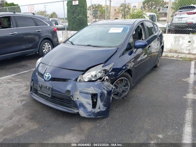 Toyota Prius Three 2014 JTDKN3DU1E0370552 Image 2