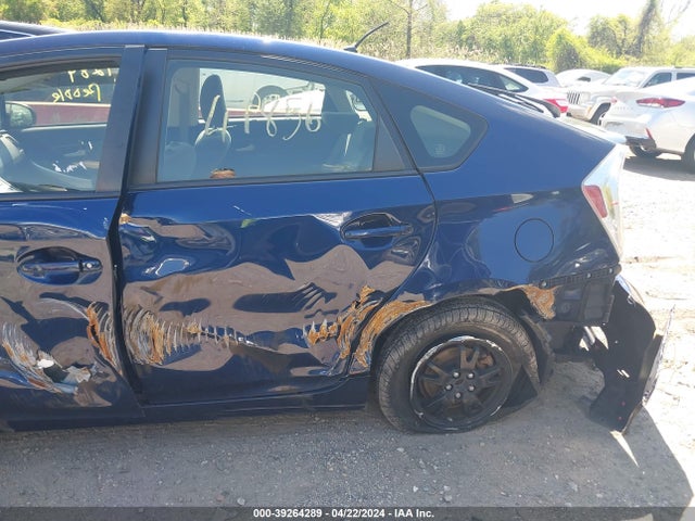 Toyota Prius Two 2014 JTDKN3DU3E1776536 Image 13