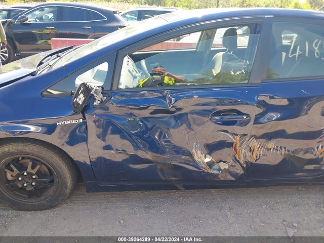 Toyota Prius Two 2014 JTDKN3DU3E1776536 Image 14