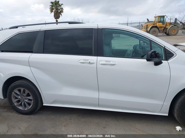 Toyota SIENNA LE 2022 5TDBRKEC3NS116133 Image 13