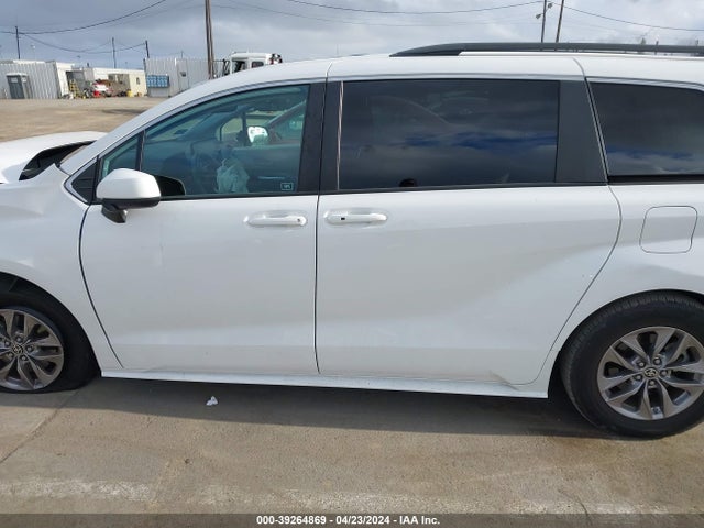 Toyota SIENNA LE 2022 5TDBRKEC3NS116133 Image 14