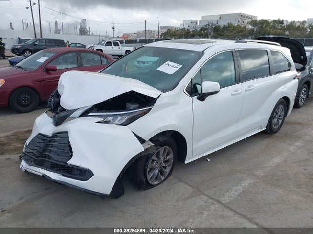 Toyota SIENNA LE 2022 5TDBRKEC3NS116133 Image 2