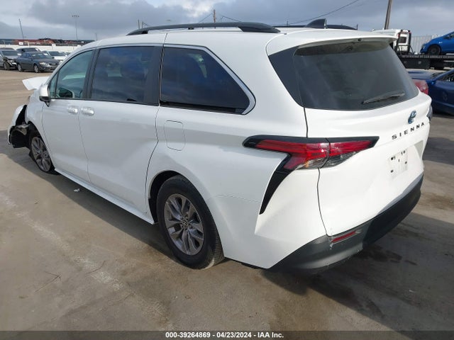 Toyota SIENNA LE 2022 5TDBRKEC3NS116133 Image 3