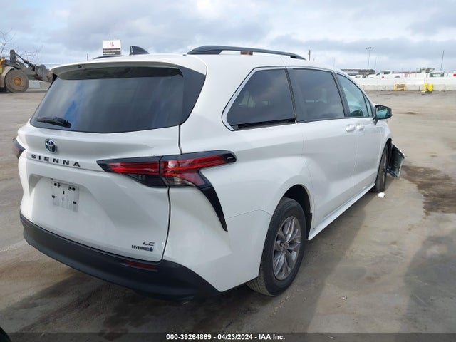 Toyota SIENNA LE 2022 5TDBRKEC3NS116133 Image 4