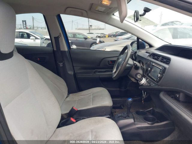 JTDKDTB38F1107709 Toyota Prius C One