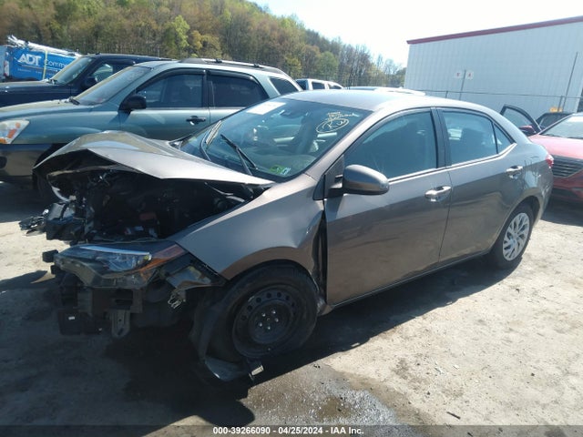 Toyota COROLLA LE 2018 2T1BURHE8JC024748 Image 2