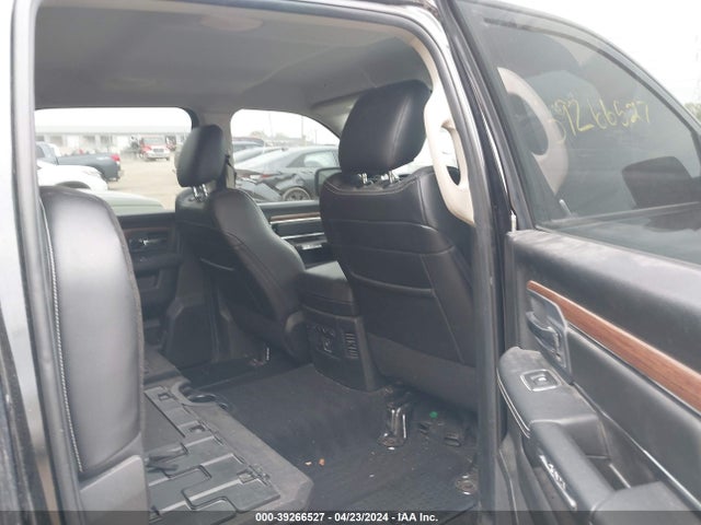 1C6RR7NT6JS230874 RAM 1500 Laramie  4x4 5'7 Box