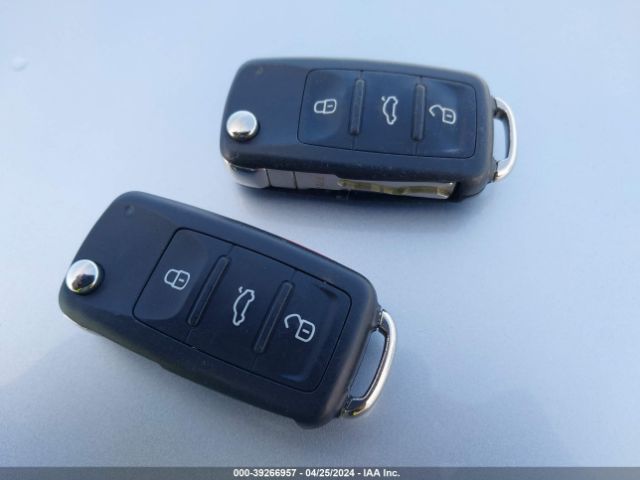 1VWBA7A3XJC033687 Volkswagen Passat 2.0t Se