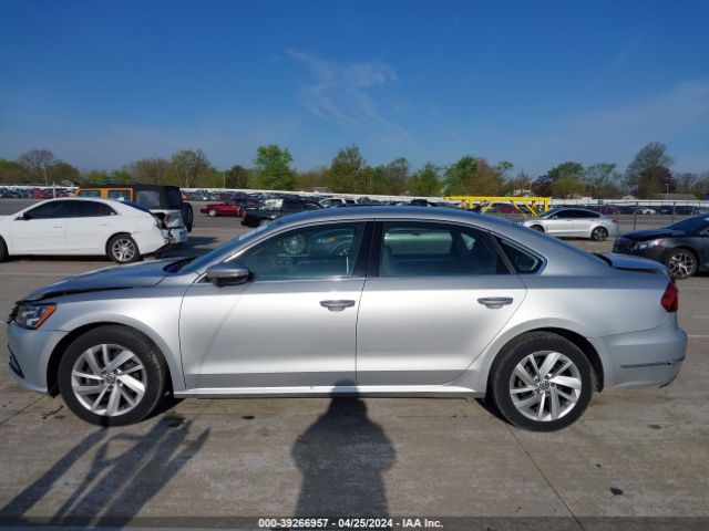1VWBA7A3XJC033687 Volkswagen Passat 2.0t Se