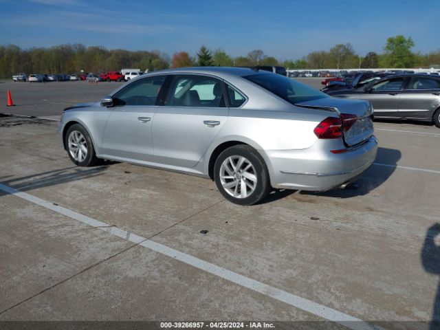 1VWBA7A3XJC033687 Volkswagen Passat 2.0t Se