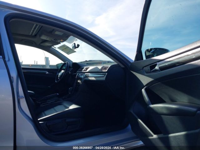 1VWBA7A3XJC033687 Volkswagen Passat 2.0t Se
