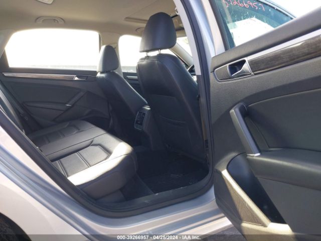 1VWBA7A3XJC033687 Volkswagen Passat 2.0t Se