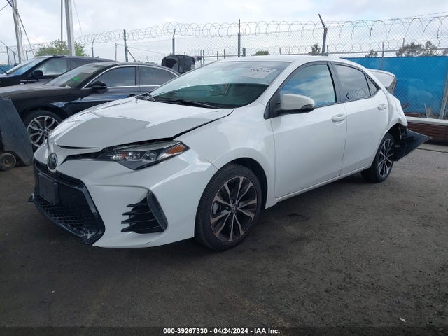 Toyota COROLLA SE 2018 5YFBURHEXJP852588 Image 2