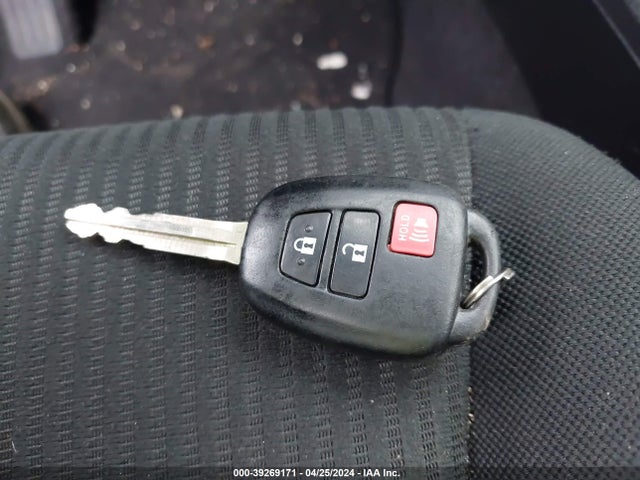 Toyota RAV4 LE 2016 JTMZFREV7GD089857 Image 11